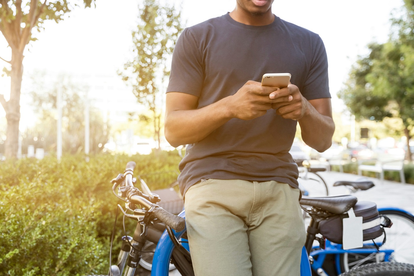 Fiets en man met smartphone. Decoratief